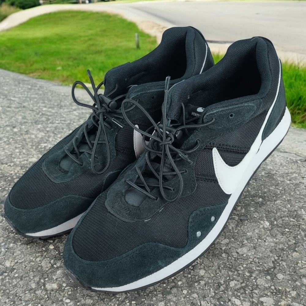 Nike Venture Men's Size 12 Runner Running Shoes Black White Suede CK2944-002